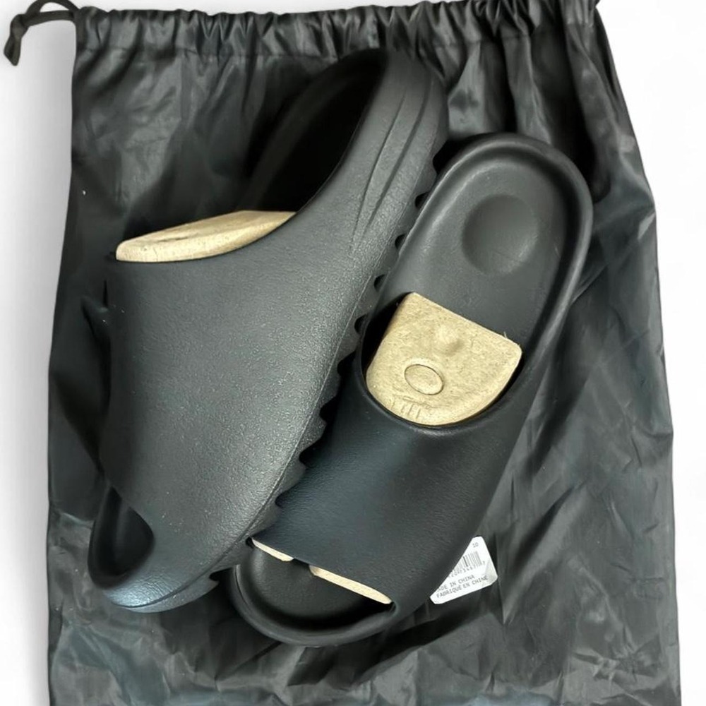 NWT YZY-01 black slides size US 10. Brand New